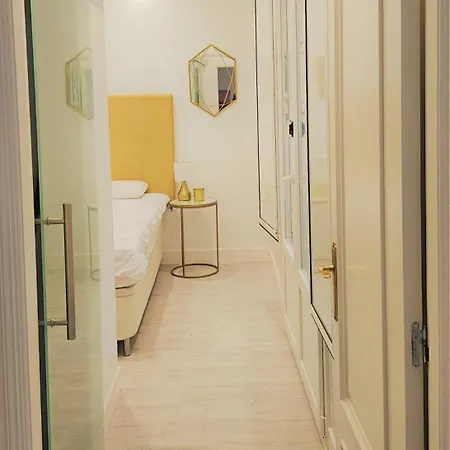 & Away In The Heart Of Historical Town Of Apartment *